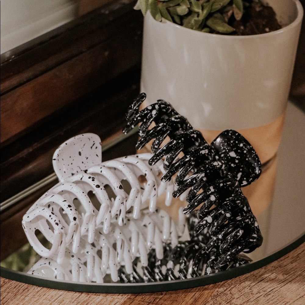 Black and White Claw Clips - Picture 1 of 2